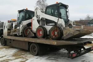 Транспортировка мини погрузчика BobCat — СПбТрансАренда