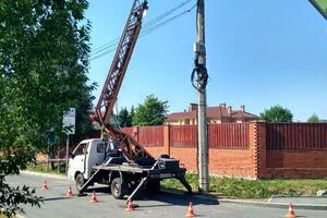 Замена светильника наружного освещения с помощью автовышки — Волков Сергей Анатольевич