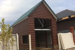 Построили каркас гаража из профилированных труб, затем обшили металлосайдингом, сделали имитацию цоколя, на крышу... — Данилов Владимир Дмитриевич