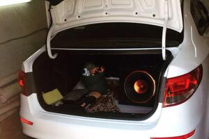 Установка сабвуфера на KIA RIO — Максимов Владимир Михайлович