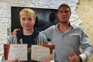 Я с одним из моих учеников Романом, с его дипломами за участие в Международном конкурсе по Математике. — Чижик Денис Игоревич