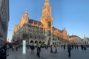 А это в Мюнхене на Marienplatz — Полинковская София Максимовна