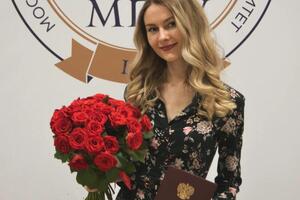 Я закончила англоязычную магистратуру МПГУ по преподаванию английского языка с отличием. Там я научилась методике... — Шикова Анна Алексеевна