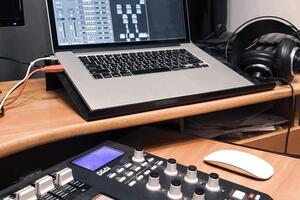 Обработка вашего вокала или голоса для подкаста или рекламы в Home Made Studio — Тажун Антон Васильевич