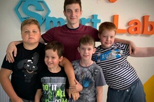 Михеев Михаил Юрьевич — Фото с учениками. Отдел Разработки игр, в школе SmartLab. — Портфолио №1