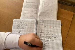 Так мы работаем индивидуально - ученик пишет всё сам под руководством преподавателя, а не списывает с доски. — Новиков Василий Валентинович