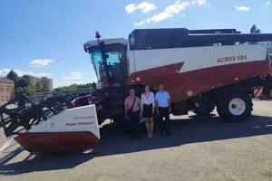 Паламарюк Дарья Александровна — встреча делегации из Китая на комбайновом заводе \