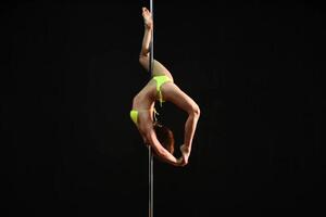 Poledance, polesport, polestretching. Элементы на пилоне. На растяжку, силу, функциональность вашего тела. — Лизура Александра Евгеньевна