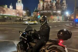 Сергей на Honda vfr1200 его первый сезон и первый раз на Красной площади с мотоциклом. — Санин Игорь Сергеевич