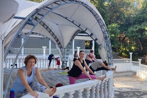 Деревянко Инна Арслановна — Йога на воздухе. Парк Горького — Портфолио №4